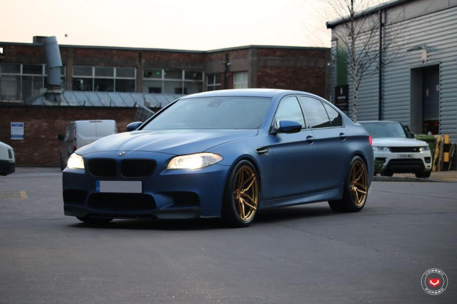  BMW M5 on Vossen Wheels (HC-2) 2019 года  (фото 1 из 19)